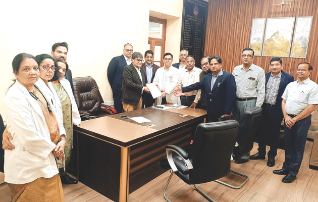 प्रिंसिपल और अधीक्षकों ने निजी प्रैक्टिस पर रोक के खिलाफ सामूहिक इस्तीफा दिया