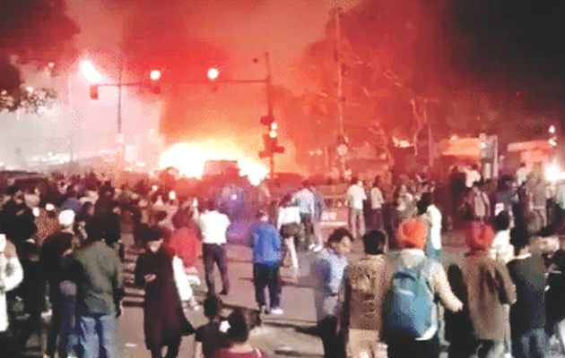 दिल्ली के लाल किले के पास कार में विस्फोट, 8 लोगों की मौत