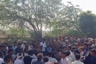 बिजली करंट से दो भाइयों की मौत, ग्रामीणों का प्रदर्शन