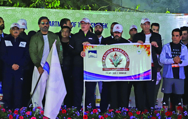 कश्मीर मैराथन में उमर अब्दुल्ला ने दिखाई हरी झंडी
