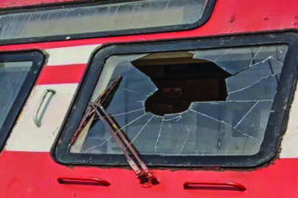 कश्मीर में ट्रेन की विंडस्क्रीन से बाज टकराया, लोको पायलट घायल