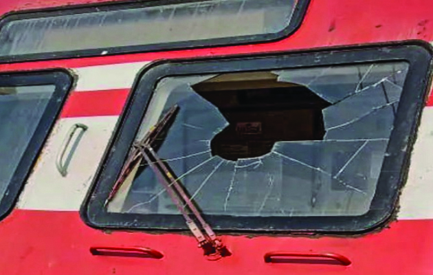 कश्मीर में ट्रेन की विंडस्क्रीन से बाज टकराया, लोको पायलट घायल