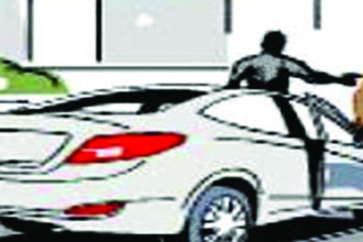 हथियार के बल पर कार लूटने वाले बदमाशों को पकड़ा गया