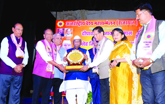 दीपावली समारोह में राज्यपाल ने वैश्य समाज के योगदान की सराहना की