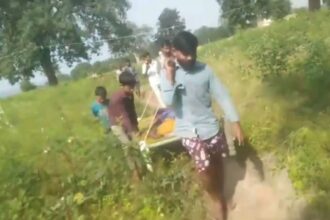 सिंगरौली में बुजुर्ग महिला को एम्बुलेंस नहीं मिली, परिजन खाट पर ले गए