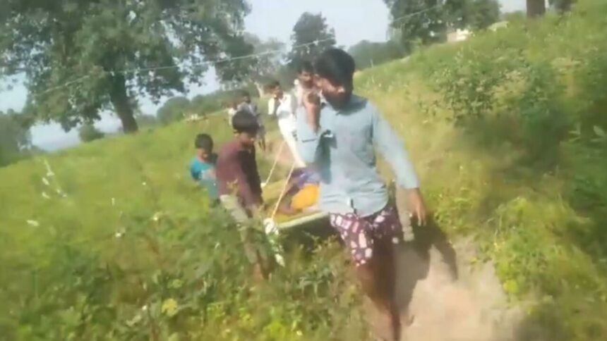 सिंगरौली में बुजुर्ग महिला को एम्बुलेंस नहीं मिली, परिजन खाट पर ले गए