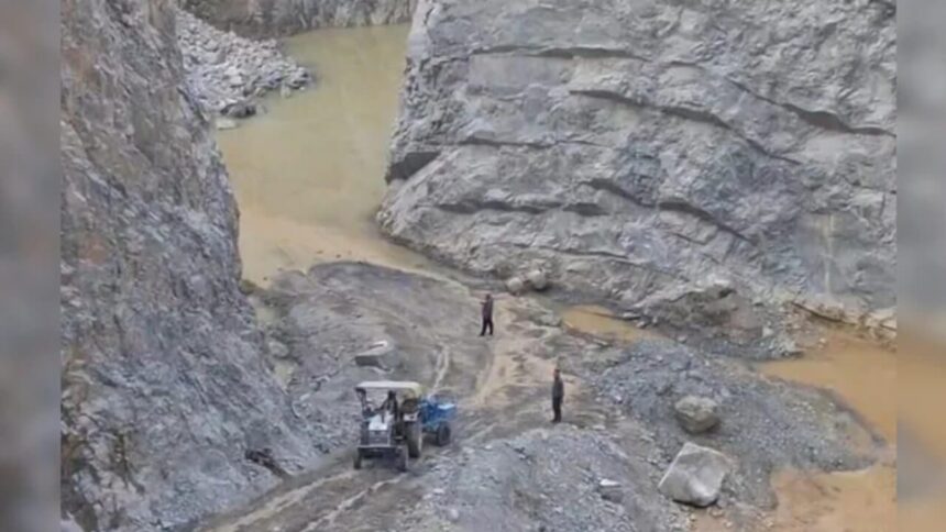 सोनभद्र में खनन के दौरान बड़ा हादसा, कई मजदूर दबे