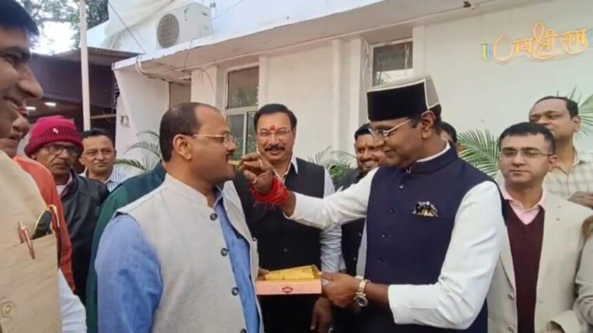 बिहार चुनाव परिणाम 2025: मंत्री विश्वास सारंग ने NDA की जीत पर मिठाई बांटी