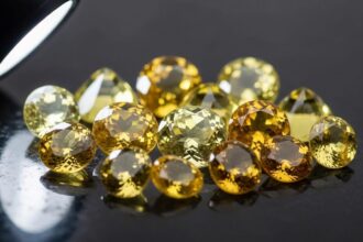 पुखराज पहनने से पहले ये मंत्र बोलें, जानें किसके लिए है शुभ