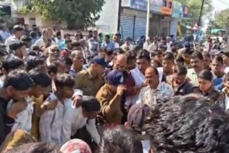 सड़क हादसे में मौत के बाद ग्रामीणों का उग्र प्रदर्शन