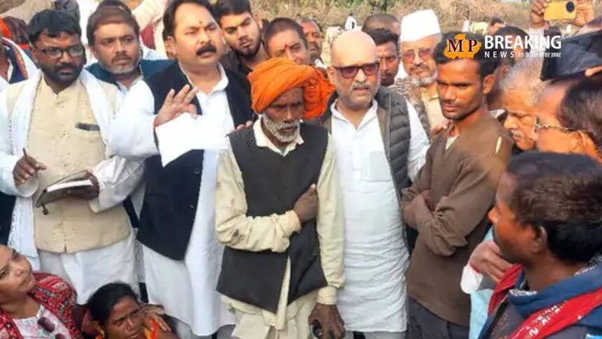 सोनभद्र खनन हादसे में मृतकों के परिवारों को 50 लाख और नौकरी की मांग