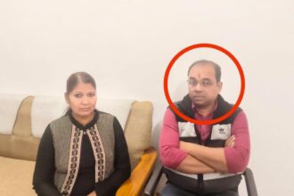 पंचायत सचिव को 50,000 रुपये की रिश्वत लेते पकड़ा गया