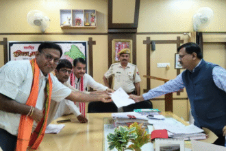 मुख्यमंत्री और स्वायत शासन मंत्री को भूमि हड़पने के खिलाफ ज्ञापन