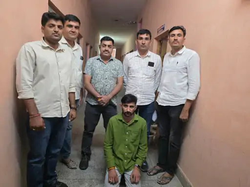 गर्लफ्रेंड की सूचना पर 50 हजार का इनामी तस्कर गिरफ्तार