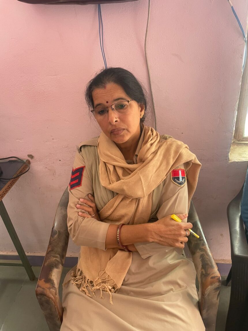 महिला पुलिस हेड कांस्टेबल को रिश्वत लेते पकड़ा गया