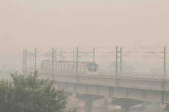 दिल्ली में जहरीली धुंध से वायु गुणवत्ता बेहद खराब