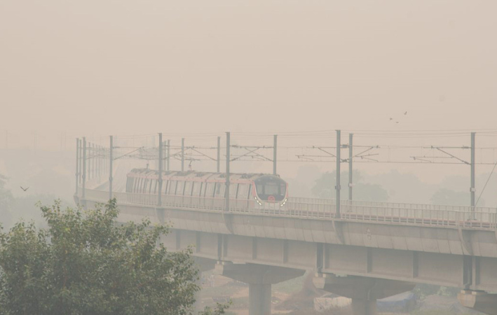 दिल्ली में जहरीली धुंध से वायु गुणवत्ता बेहद खराब