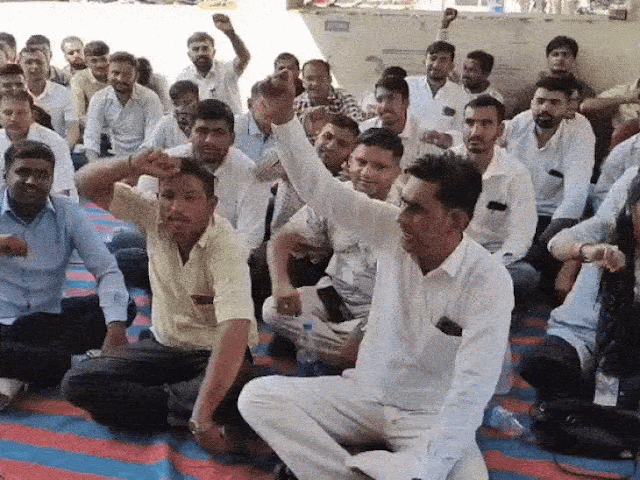 बाड़मेर में सीएचओ ने सीएमएचओ ऑफिस के बाहर धरना दिया